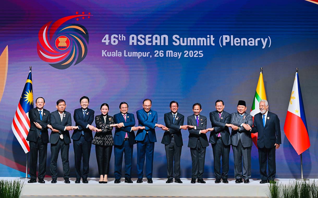 Prabowo Ikut Bahas Isu Myanmar dan Stabilitas Kawasan di Sesi Retret KTT Ke-46 ASEAN Presiden Indonesia Prabowo Subianto (dua dari kanan) pada pembukaan KTT ASEAN di KLCC, Kuala Lumpur, Senin (26/5/2025). (Foto/BPMI)