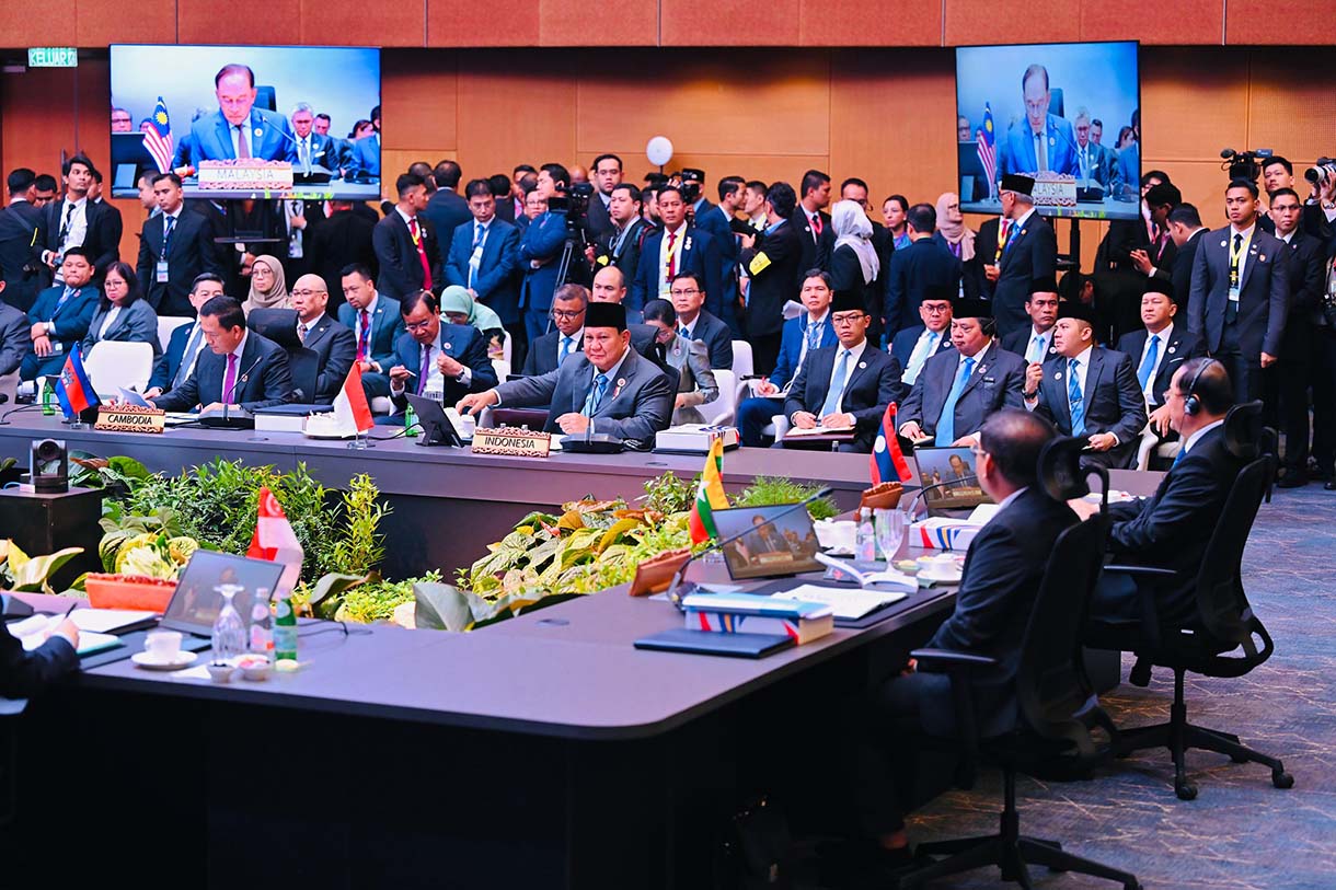 Presiden RI Prabowo Subianto mendengarkan pidato Perdana Menteri Malaysia Anwar Ibrahim pada pembukaan Konferensi Tingkat Tinggi (KTT) ASEAN di Kuala Lumpur Convention Centre (KLCC), Kuala Lumpur, Senin (26/5/2025).  (Biro Pers)