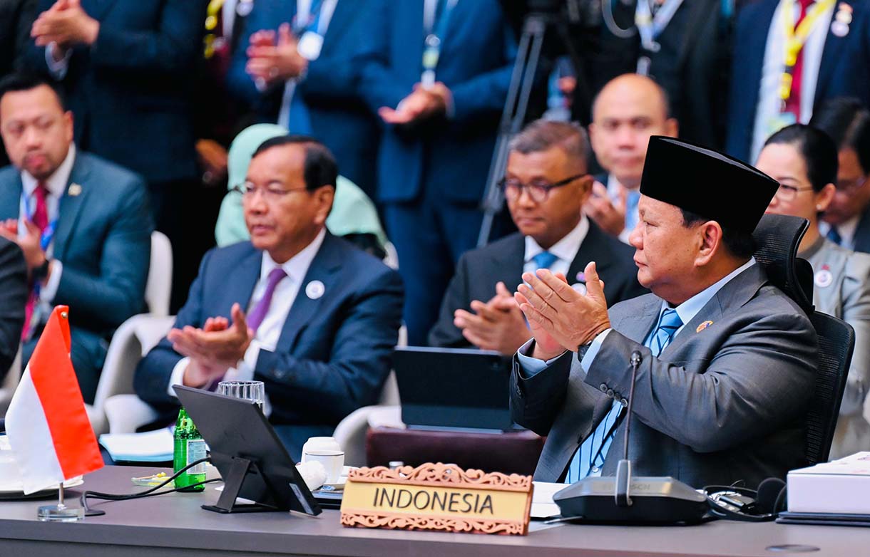 Presiden RI Prabowo Subianto mendengarkan pidato Perdana Menteri Malaysia Anwar Ibrahim pada pembukaan Konferensi Tingkat Tinggi (KTT) ASEAN di Kuala Lumpur Convention Centre (KLCC), Kuala Lumpur, Senin (26/5/2025).  (Biro Pers)