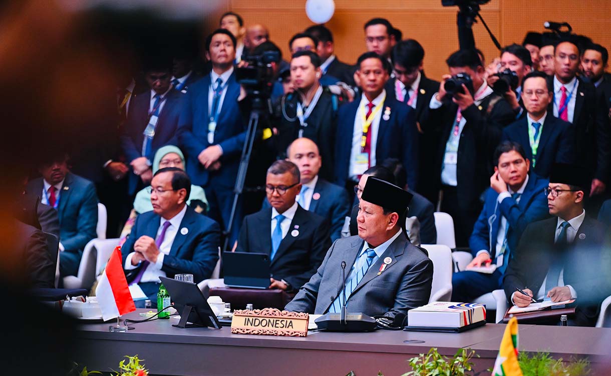 Presiden RI Prabowo Subianto mendengarkan pidato Perdana Menteri Malaysia Anwar Ibrahim pada pembukaan Konferensi Tingkat Tinggi (KTT) ASEAN di Kuala Lumpur Convention Centre (KLCC), Kuala Lumpur, Senin (26/5/2025).  (Biro Pers)