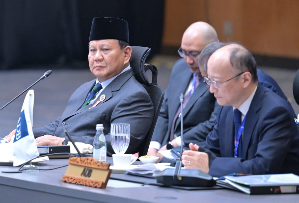Presiden Prabowo hadiri KTT ke-16 BIMP-EAGA Presiden Prabowo bersiap mengikuti Konferensi Tingkat Tinggi (KTT) ke-16 Brunei Darussalam-Indonesia-Malaysia-Filipina Area Pertumbuhan ASEAN Timur (BIMP-EAGA) di Kuala Lumpur Convention Centre (KLCC), Kuala Lumpur, Malaysia, Selasa (27/5/2025). Biro Pers)
