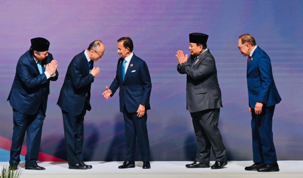 Presiden Prabowo hadiri KTT ke-16 BIMP-EAGA Presiden Prabowo bersiap mengikuti Konferensi Tingkat Tinggi (KTT) ke-16 Brunei Darussalam-Indonesia-Malaysia-Filipina Area Pertumbuhan ASEAN Timur (BIMP-EAGA) di Kuala Lumpur Convention Centre (KLCC), Kuala Lumpur, Malaysia, Selasa (27/5/2025). Biro Pers)