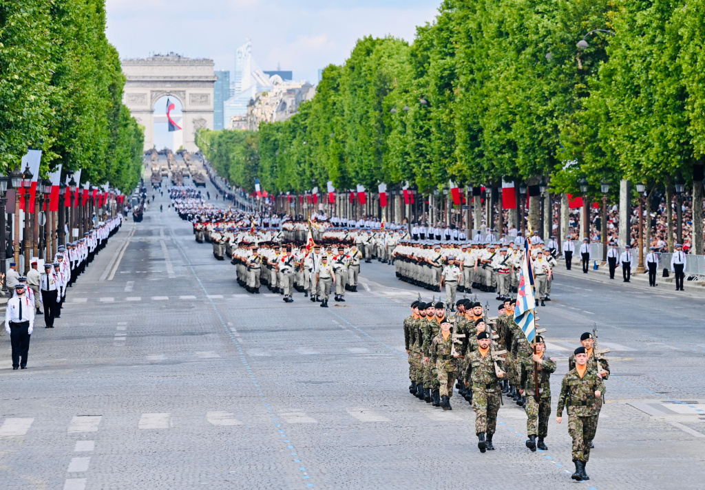 Presiden Prabowo hadiri Parade Bastille Day Presiden Prabowo Subianto (kedua kanan) berjabat tangan dengan Presiden Prancis Emmanuel Macron (ketiga kanan) disaksikan istri Brigitte Macron (kanan) saat meghadiri parade Bastille Day di jalan Champs-Elysees, Paris, Prancis, Senin (14/7/2025). (Beritanasional.com/Biropers)