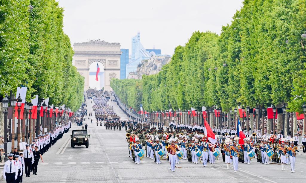Presiden Prabowo hadiri Parade Bastille Day Presiden Prabowo Subianto (kedua kanan) berjabat tangan dengan Presiden Prancis Emmanuel Macron (ketiga kanan) disaksikan istri Brigitte Macron (kanan) saat meghadiri parade Bastille Day di jalan Champs-Elysees, Paris, Prancis, Senin (14/7/2025). (Beritanasional.com/Biropers)