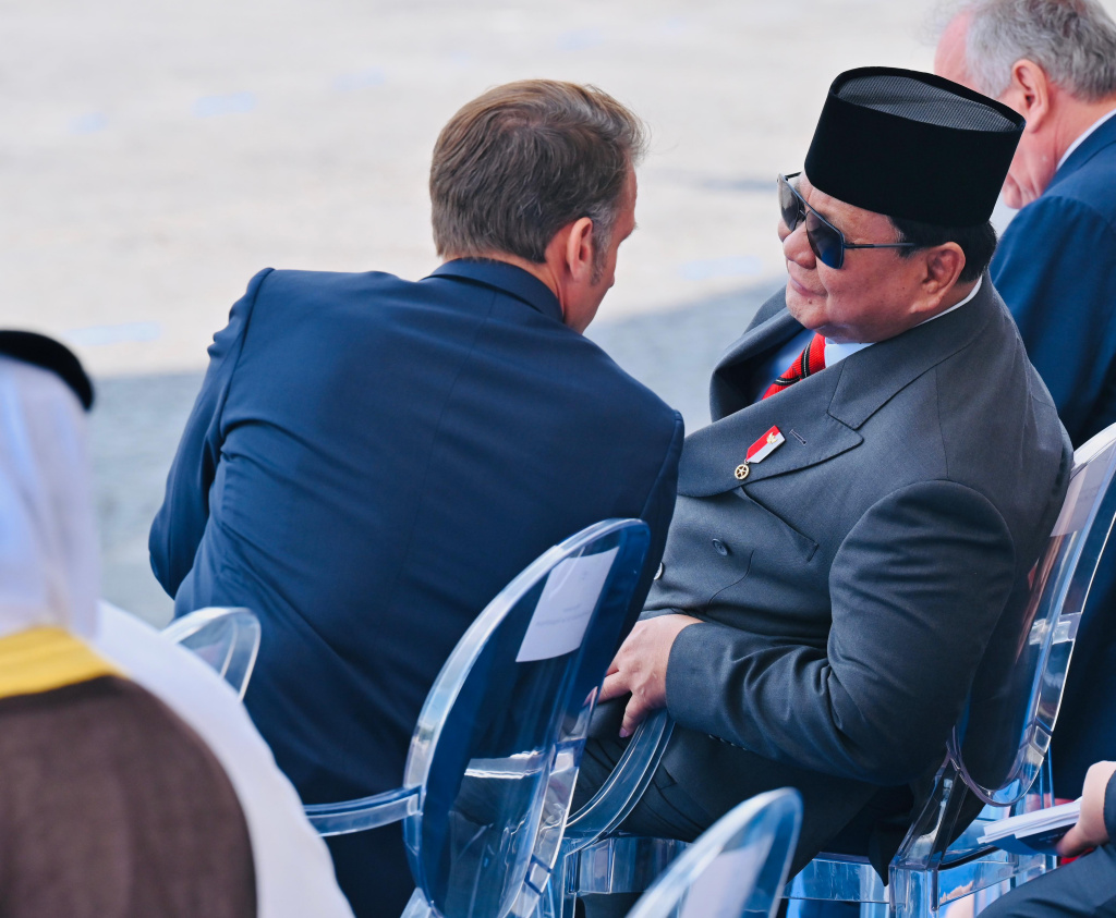 Presiden Prabowo hadiri Parade Bastille Day Presiden Prabowo Subianto (kedua kanan) berjabat tangan dengan Presiden Prancis Emmanuel Macron (ketiga kanan) disaksikan istri Brigitte Macron (kanan) saat meghadiri parade Bastille Day di jalan Champs-Elysees, Paris, Prancis, Senin (14/7/2025). (Beritanasional.com/Biropers)