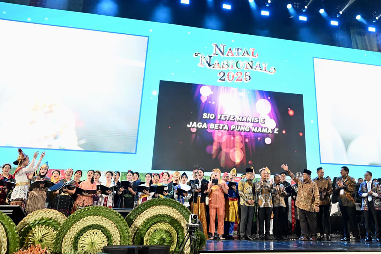 Presiden Prabowo Subianto (tengah) menghadiri perayaan Natal Nasional 2025 di Tenis Indoor Senayan, Jakarta, Senin (5/1/2026).(Biropers)