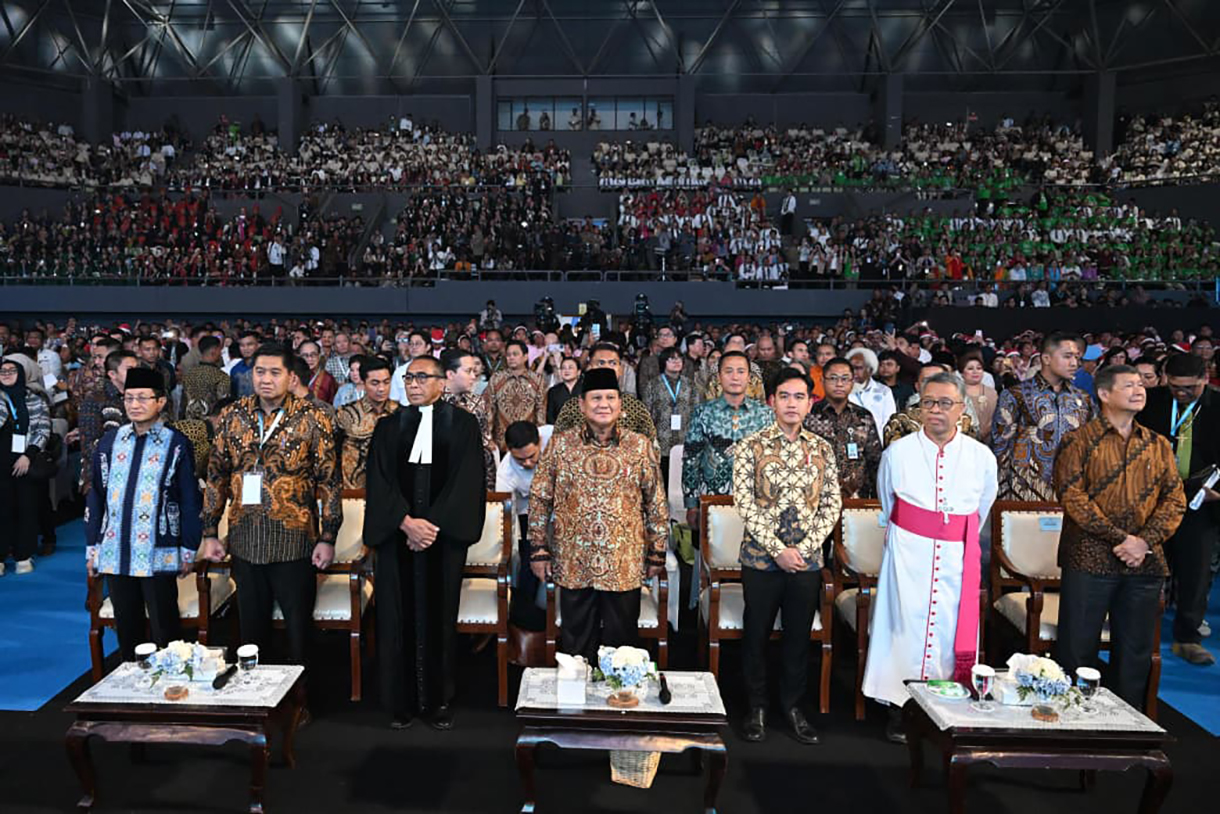 Presiden Prabowo Subianto (tengah) menghadiri perayaan Natal Nasional 2025 di Tenis Indoor Senayan, Jakarta, Senin (5/1/2026).(Biropers)