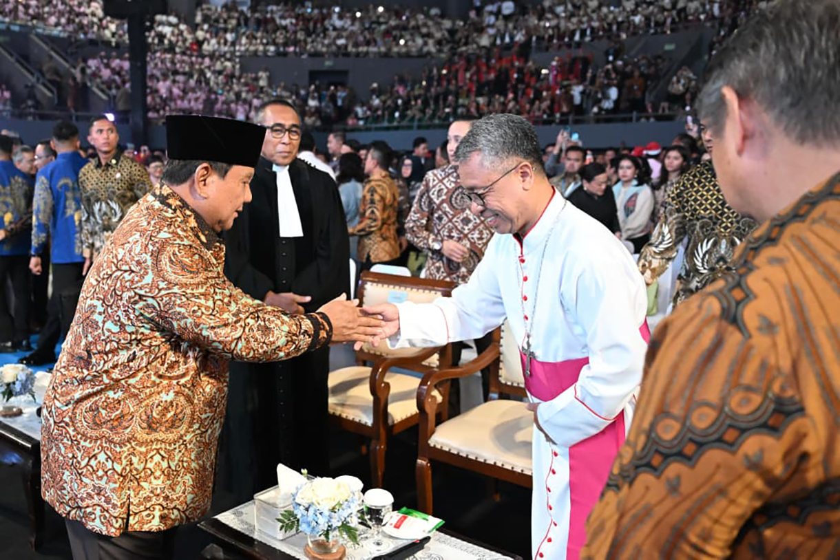 Presiden Prabowo Subianto (tengah) menghadiri perayaan Natal Nasional 2025 di Tenis Indoor Senayan, Jakarta, Senin (5/1/2026).(Biropers)