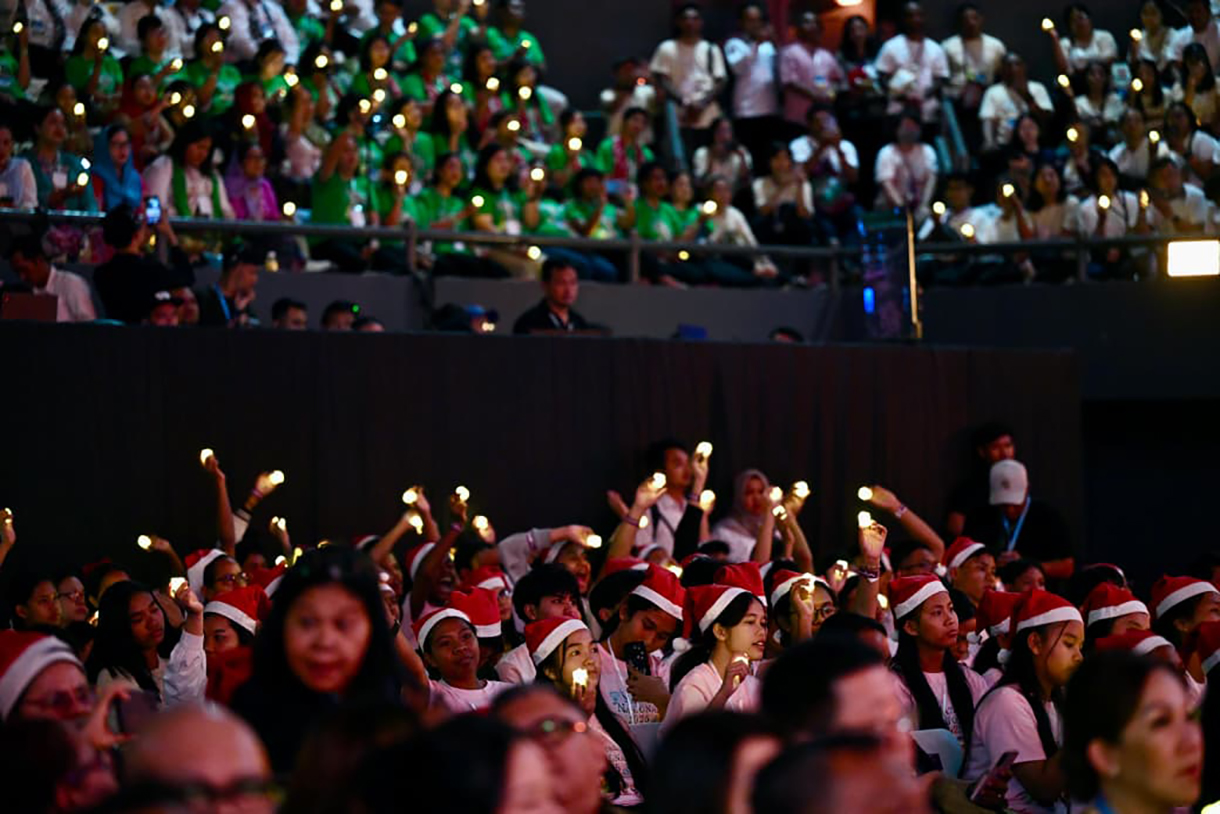 Presiden Prabowo Subianto (tengah) menghadiri perayaan Natal Nasional 2025 di Tenis Indoor Senayan, Jakarta, Senin (5/1/2026).(Biropers)