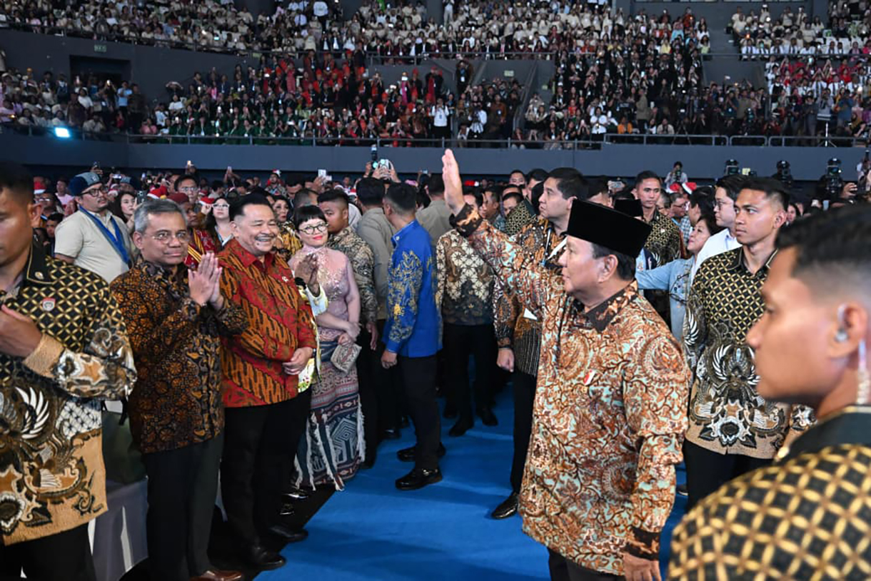 Presiden Prabowo Subianto (tengah) menghadiri perayaan Natal Nasional 2025 di Tenis Indoor Senayan, Jakarta, Senin (5/1/2026).(Biropers)