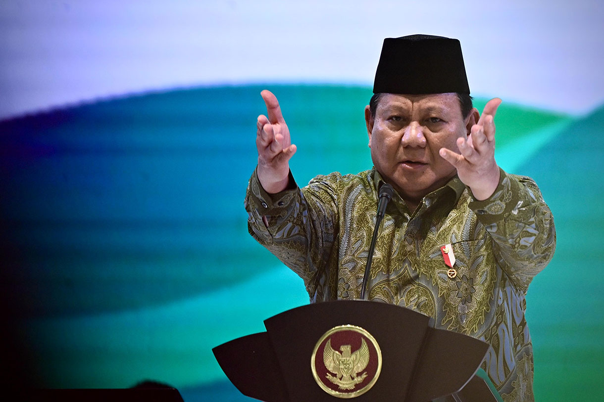 Presiden Prabowo Subianto (ketiga kanan) didampingi Wakil Presiden Gibran Rakabuming Raka (kedua kanan), Wakil Presiden ke-13 Ma'ruf Amin (ketiga kiri), Menteri Agama Nasaruddin Umar (kiri), Rais Aam PBNU KH. Miftachul Akhyar (kedua kiri), dan Sekjen PBNU sekaligus Menteri Sosial Saifullah Yusuf (kanan) usai membuka puncak peringatan Harlah Nahdlatul Ulama di Istora Senayan, Jakata, Rabu (5/2/2025). (BeritaNasional.com/Biro Pers Sekretariat Presiden)