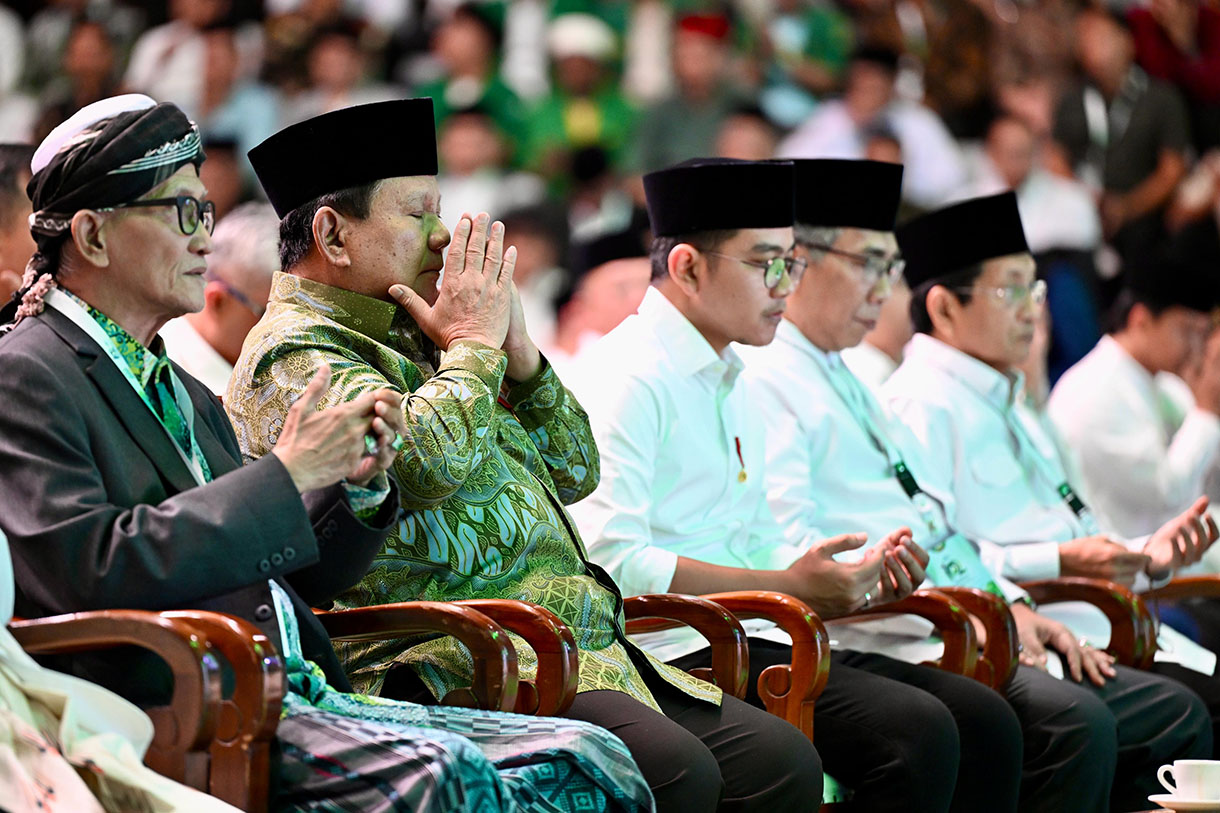 Presiden Prabowo Subianto (ketiga kanan) didampingi Wakil Presiden Gibran Rakabuming Raka (kedua kanan), Wakil Presiden ke-13 Ma'ruf Amin (ketiga kiri), Menteri Agama Nasaruddin Umar (kiri), Rais Aam PBNU KH. Miftachul Akhyar (kedua kiri), dan Sekjen PBNU sekaligus Menteri Sosial Saifullah Yusuf (kanan) usai membuka puncak peringatan Harlah Nahdlatul Ulama di Istora Senayan, Jakata, Rabu (5/2/2025). (BeritaNasional.com/Biro Pers Sekretariat Presiden)