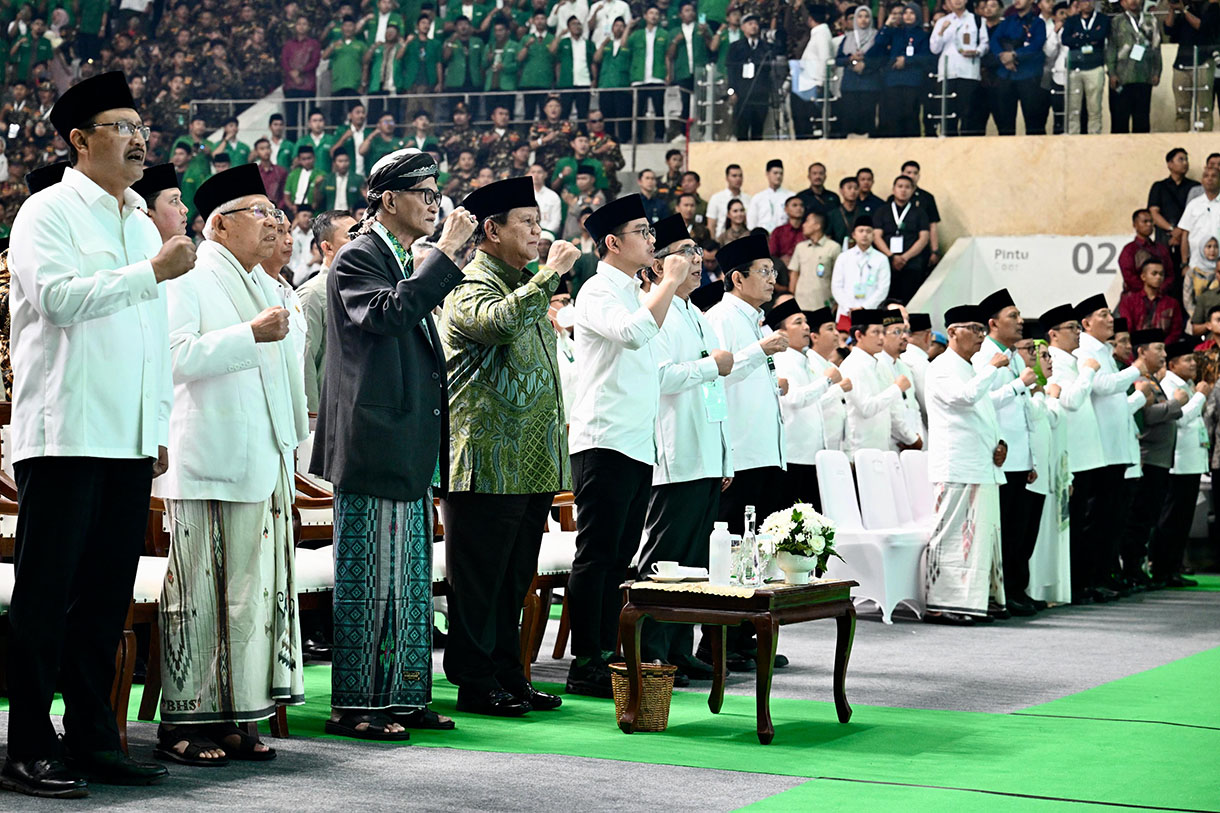 Presiden Prabowo Subianto (ketiga kanan) didampingi Wakil Presiden Gibran Rakabuming Raka (kedua kanan), Wakil Presiden ke-13 Ma'ruf Amin (ketiga kiri), Menteri Agama Nasaruddin Umar (kiri), Rais Aam PBNU KH. Miftachul Akhyar (kedua kiri), dan Sekjen PBNU sekaligus Menteri Sosial Saifullah Yusuf (kanan) usai membuka puncak peringatan Harlah Nahdlatul Ulama di Istora Senayan, Jakata, Rabu (5/2/2025). (BeritaNasional.com/Biro Pers Sekretariat Presiden)