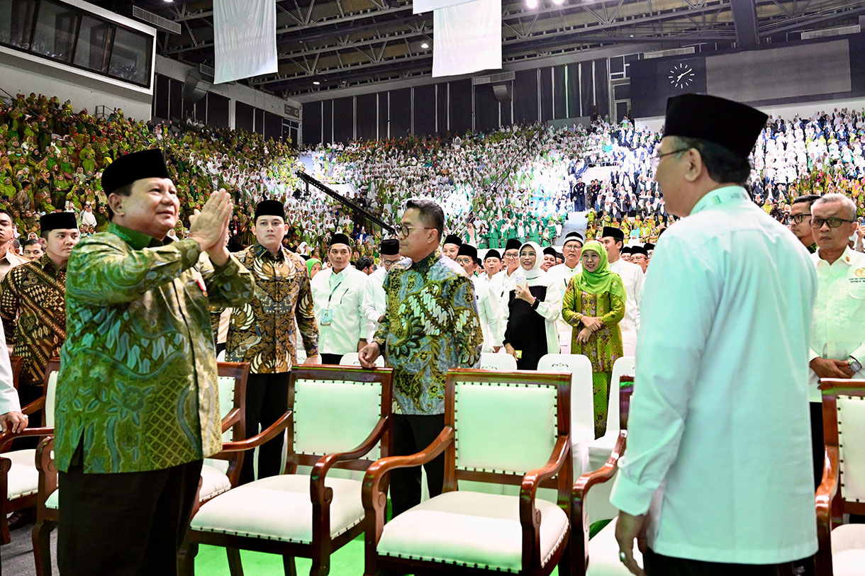 Presiden Prabowo Subianto (ketiga kanan) didampingi Wakil Presiden Gibran Rakabuming Raka (kedua kanan), Wakil Presiden ke-13 Ma'ruf Amin (ketiga kiri), Menteri Agama Nasaruddin Umar (kiri), Rais Aam PBNU KH. Miftachul Akhyar (kedua kiri), dan Sekjen PBNU sekaligus Menteri Sosial Saifullah Yusuf (kanan) usai membuka puncak peringatan Harlah Nahdlatul Ulama di Istora Senayan, Jakata, Rabu (5/2/2025). (BeritaNasional.com/Biro Pers Sekretariat Presiden)