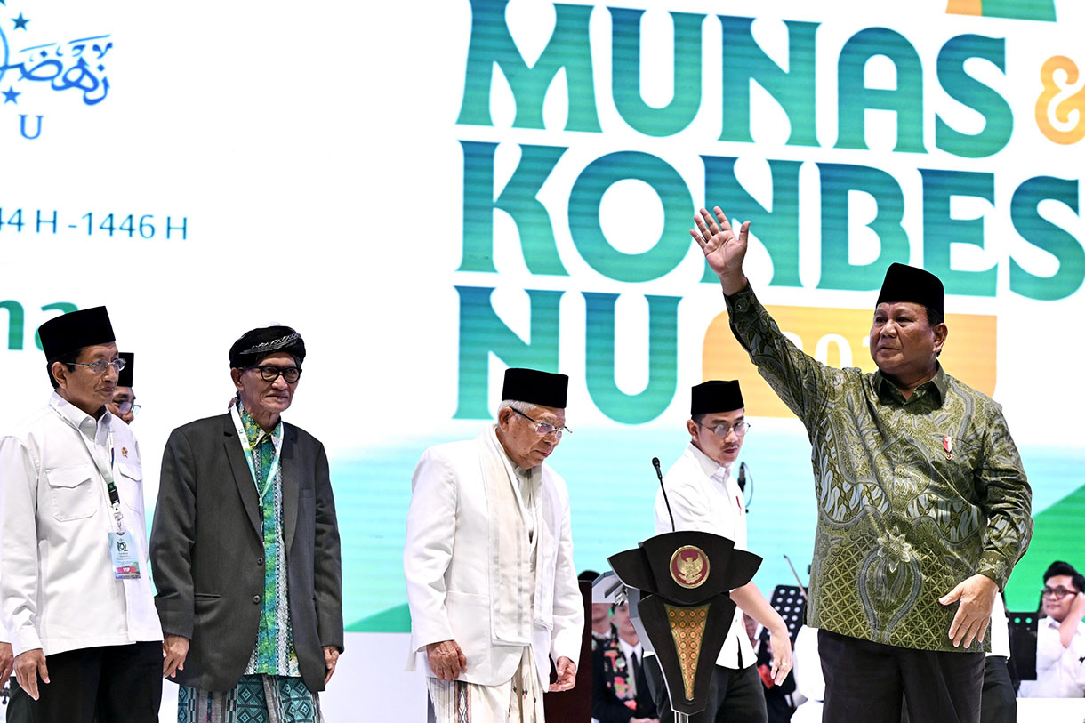 Presiden Prabowo Subianto (ketiga kanan) didampingi Wakil Presiden Gibran Rakabuming Raka (kedua kanan), Wakil Presiden ke-13 Ma'ruf Amin (ketiga kiri), Menteri Agama Nasaruddin Umar (kiri), Rais Aam PBNU KH. Miftachul Akhyar (kedua kiri), dan Sekjen PBNU sekaligus Menteri Sosial Saifullah Yusuf (kanan) usai membuka puncak peringatan Harlah Nahdlatul Ulama di Istora Senayan, Jakata, Rabu (5/2/2025). (BeritaNasional.com/Biro Pers Sekretariat Presiden)