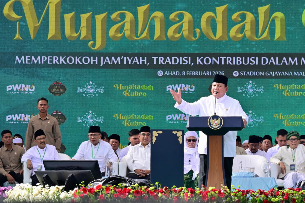 Presiden Prabowo Subianto (tengah) menyapa warga Nahdlatul Ulama saat menghadiri Mujahadah Kubro dalam rangka hari lahir Satu Abad Nahdlatul Ulama (NU) di Stadion Gajayana, Kota Malang, Jawa Timur, Minggu (8/2/2026). (Biropers)