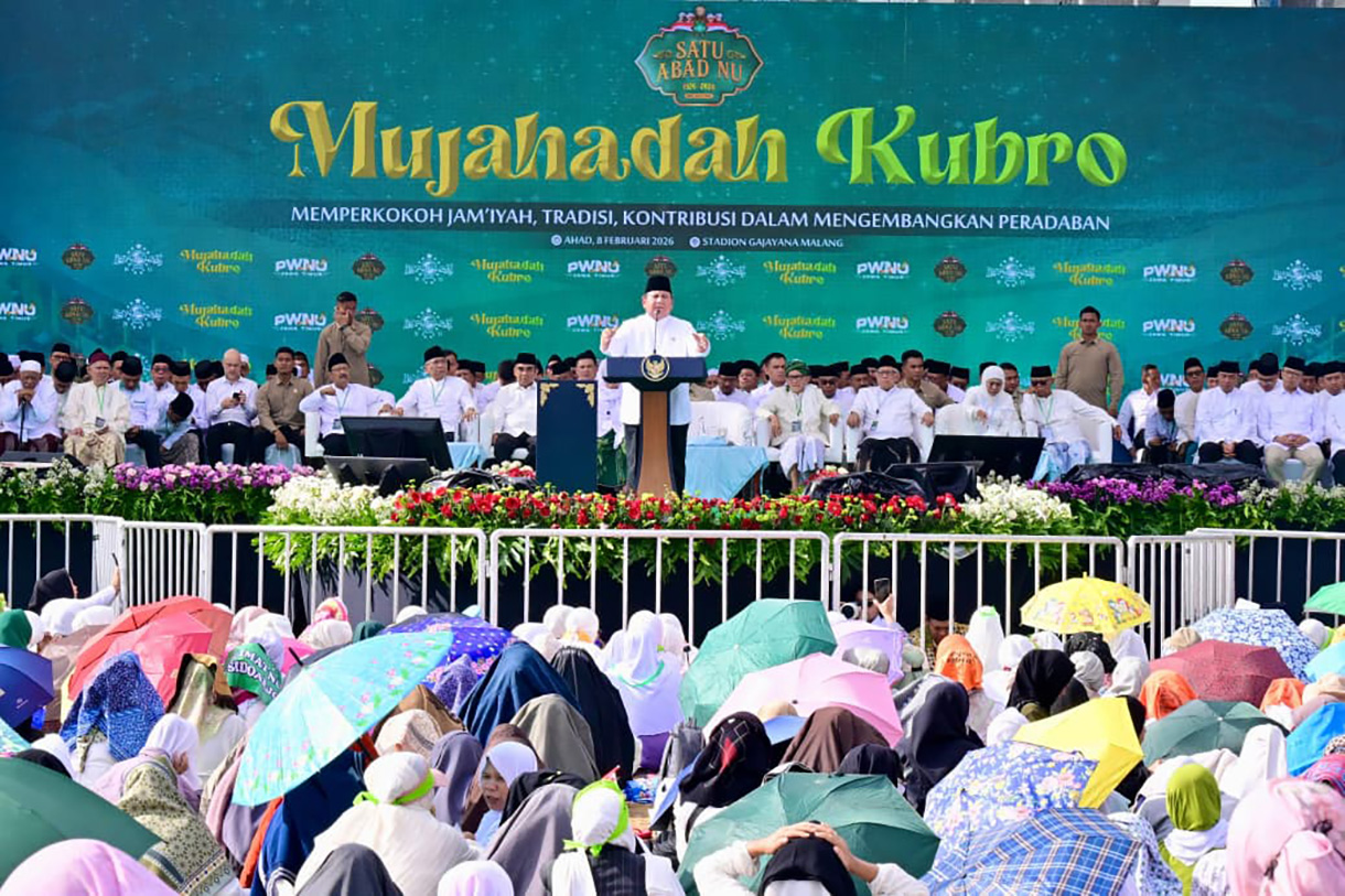 Presiden Prabowo Subianto (tengah) menyapa warga Nahdlatul Ulama saat menghadiri Mujahadah Kubro dalam rangka hari lahir Satu Abad Nahdlatul Ulama (NU) di Stadion Gajayana, Kota Malang, Jawa Timur, Minggu (8/2/2026). (Biropers)