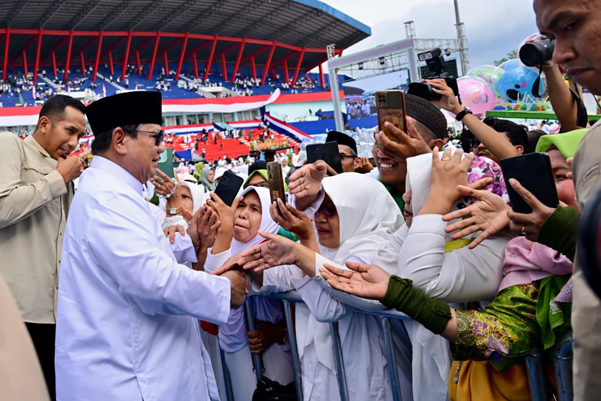 Presiden Prabowo Subianto (tengah) menyapa warga Nahdlatul Ulama saat menghadiri Mujahadah Kubro dalam rangka hari lahir Satu Abad Nahdlatul Ulama (NU) di Stadion Gajayana, Kota Malang, Jawa Timur, Minggu (8/2/2026). (Biropers)