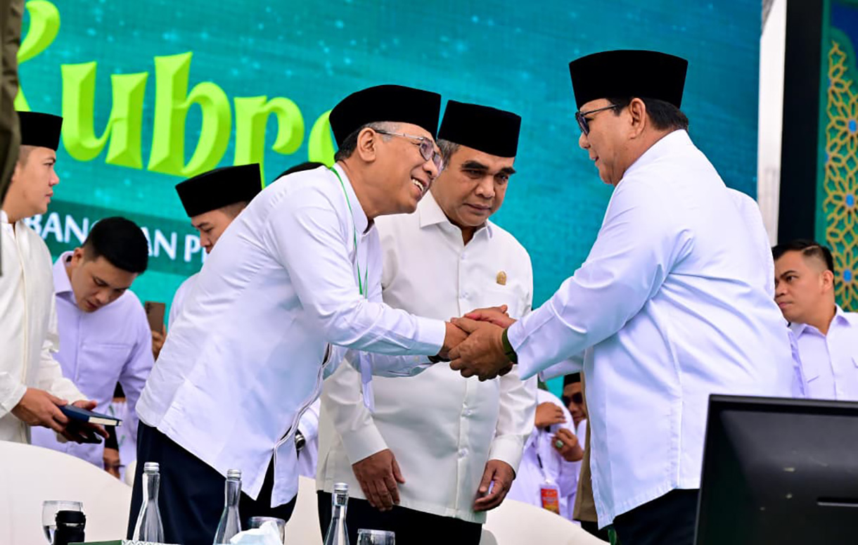 Presiden Prabowo Subianto (tengah) menyapa warga Nahdlatul Ulama saat menghadiri Mujahadah Kubro dalam rangka hari lahir Satu Abad Nahdlatul Ulama (NU) di Stadion Gajayana, Kota Malang, Jawa Timur, Minggu (8/2/2026). (Biropers)