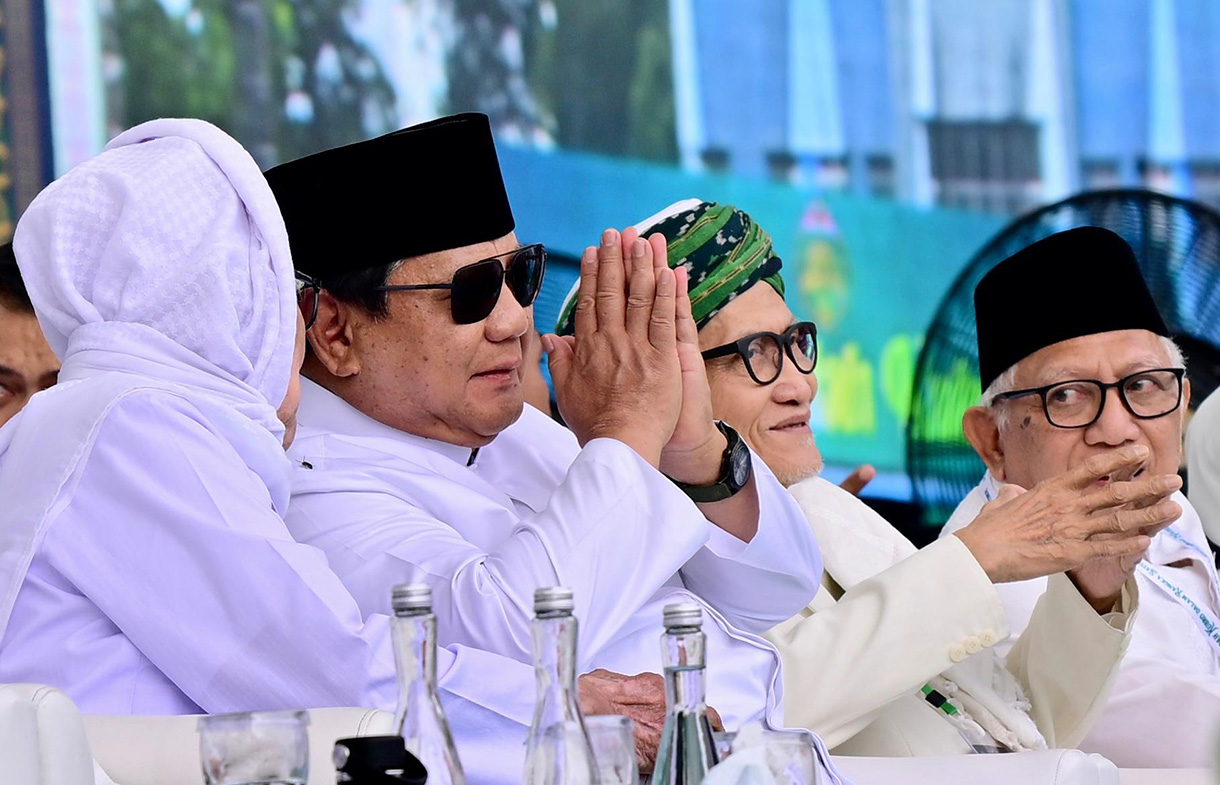 Presiden Prabowo Subianto (tengah) menyapa warga Nahdlatul Ulama saat menghadiri Mujahadah Kubro dalam rangka hari lahir Satu Abad Nahdlatul Ulama (NU) di Stadion Gajayana, Kota Malang, Jawa Timur, Minggu (8/2/2026). (Biropers)