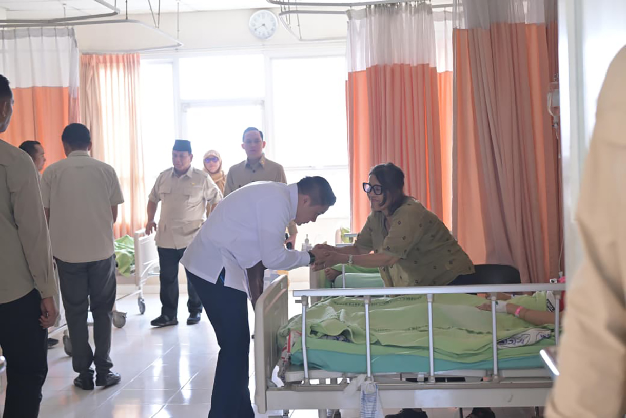 Presiden Prabowo menjenguk korban kecelakaan kereta api di RSUD Bekasi, Jawa Barat, Selasa (28/4/2026). (Biropers)
