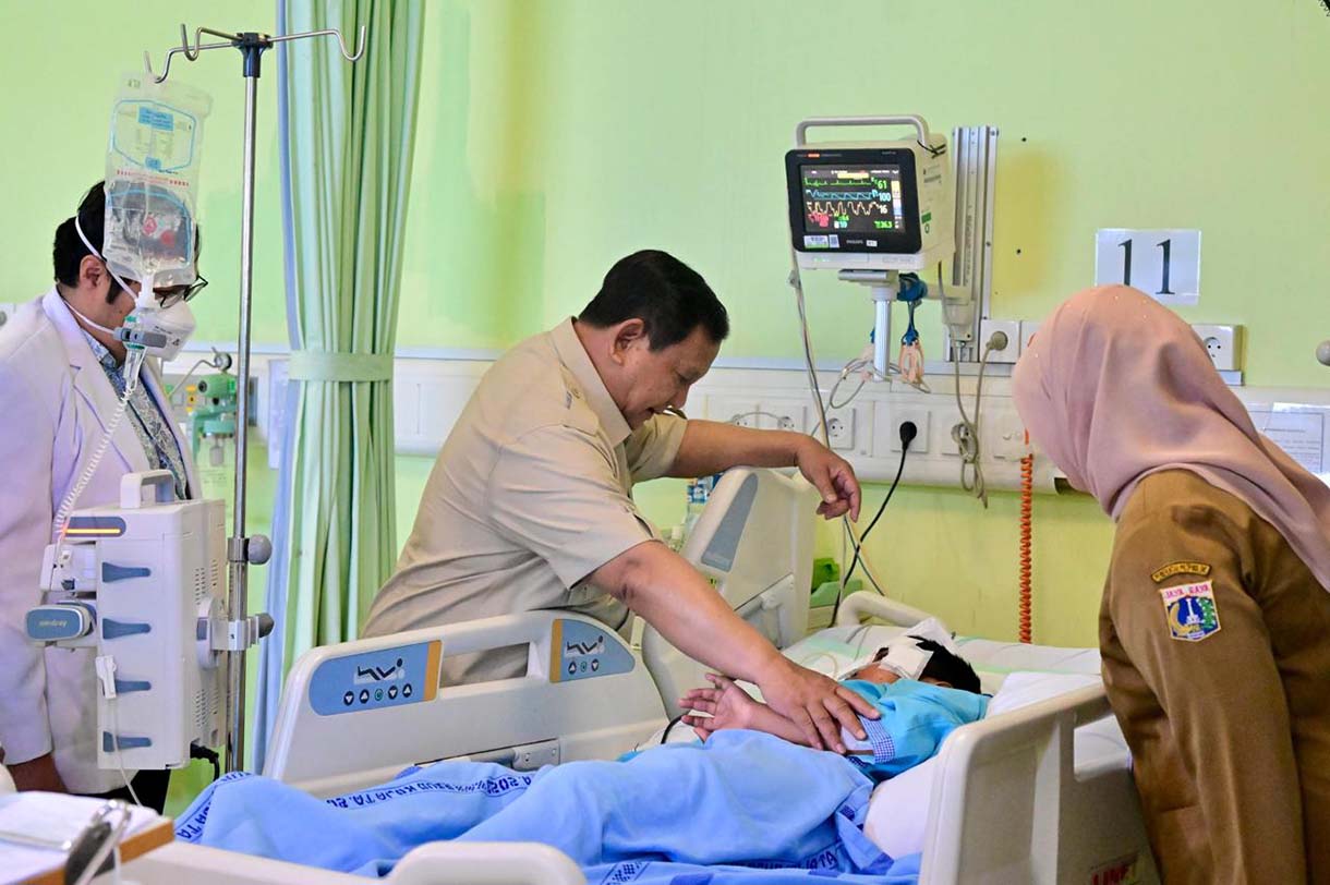 Presiden Prabowo Subianto mengunjungi para korban kecelakaan mobil pengangkut makanan di Rumah Sehat untuk Jakarta RSUD Koja,Selasa (16/12/2025).  (Biro Setpres)