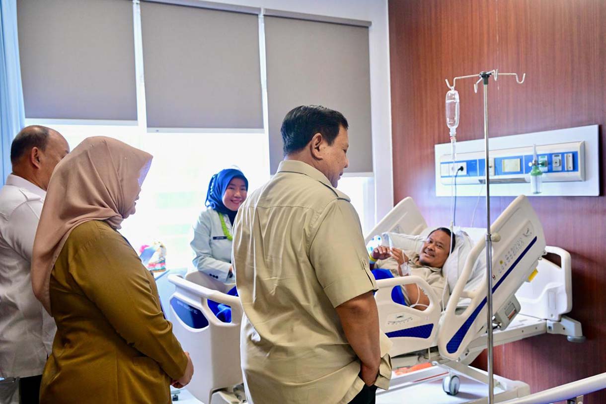 Presiden Prabowo Subianto mengunjungi para korban kecelakaan mobil pengangkut makanan di Rumah Sehat untuk Jakarta RSUD Koja,Selasa (16/12/2025).  (Biro Setpres)