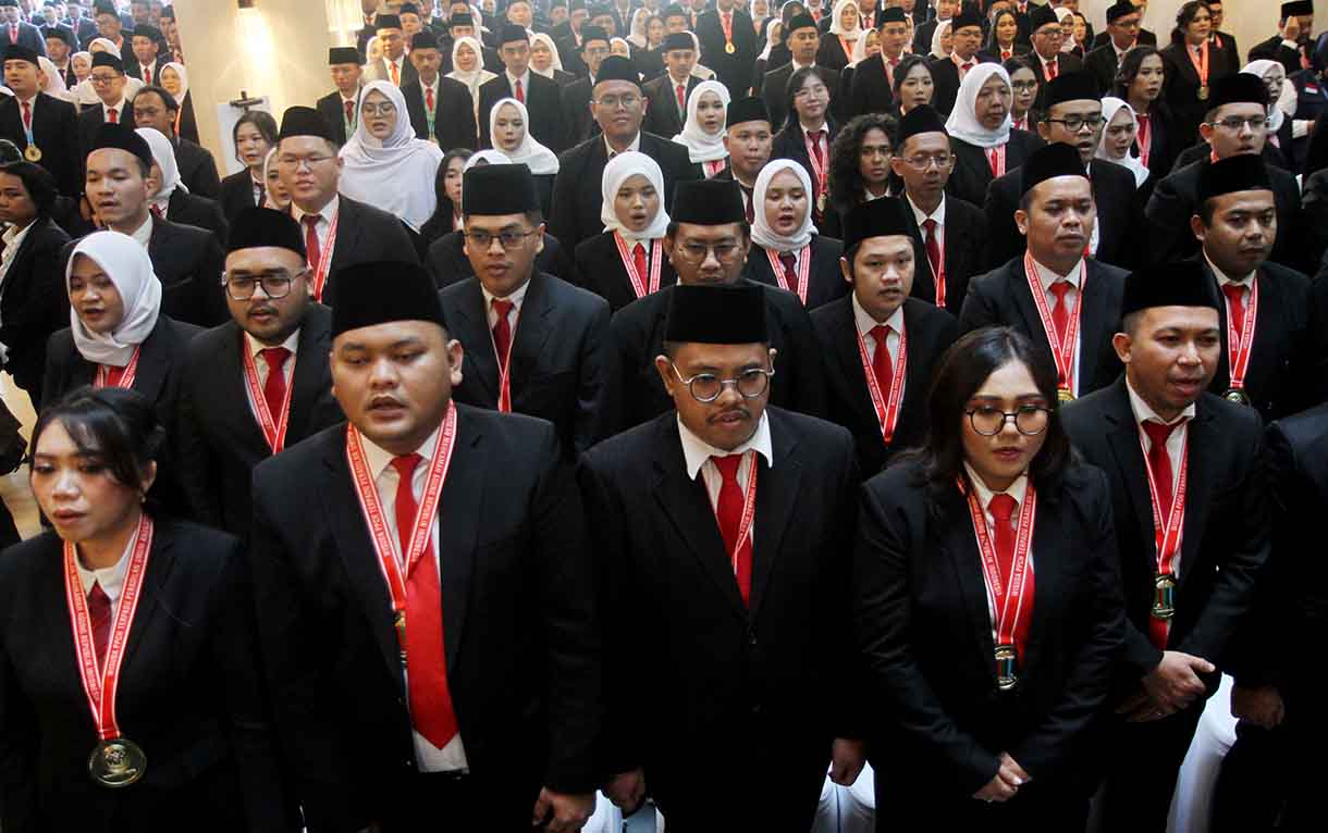 Presiden Prabowo Subianto (kiri) mengukuhkan salah satu perwakilan calon hakim militer di Gedung MA, Jakarta, Kamis (12/6/2025). (Beritanasional.com/Oke Atmaja)
