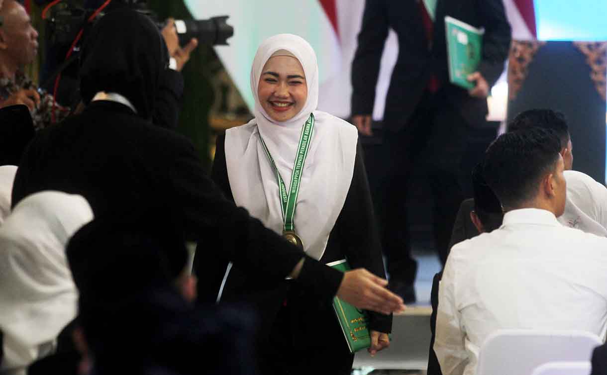 Presiden Prabowo Subianto (kiri) mengukuhkan salah satu perwakilan calon hakim militer di Gedung MA, Jakarta, Kamis (12/6/2025). (Beritanasional.com/Oke Atmaja)