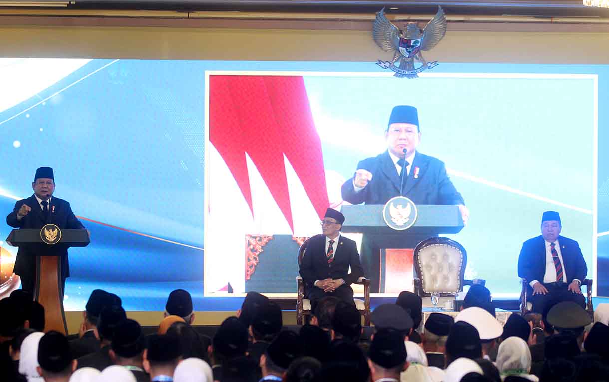 Presiden Prabowo Subianto (kiri) mengukuhkan salah satu perwakilan calon hakim militer di Gedung MA, Jakarta, Kamis (12/6/2025). (Beritanasional.com/Oke Atmaja)
