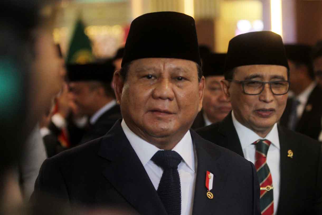 Presiden Prabowo Subianto saat mengukuhkan salah satu perwakilan calon hakim militer di Gedung MA, Jakarta, Kamis (12/6/2025). (Beritanasional.com/Oke Atmaja)