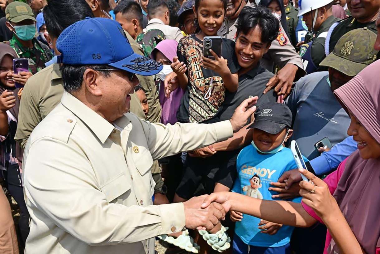 Presiden Prabowo Subianto menyapa anak-anak saat mengunjungi posko pengungsian di Kuala Simpang, Aceh Tamiang, Aceh, Jumat (12/12/2025). (Beritanasional.com/Oke Atmaja)