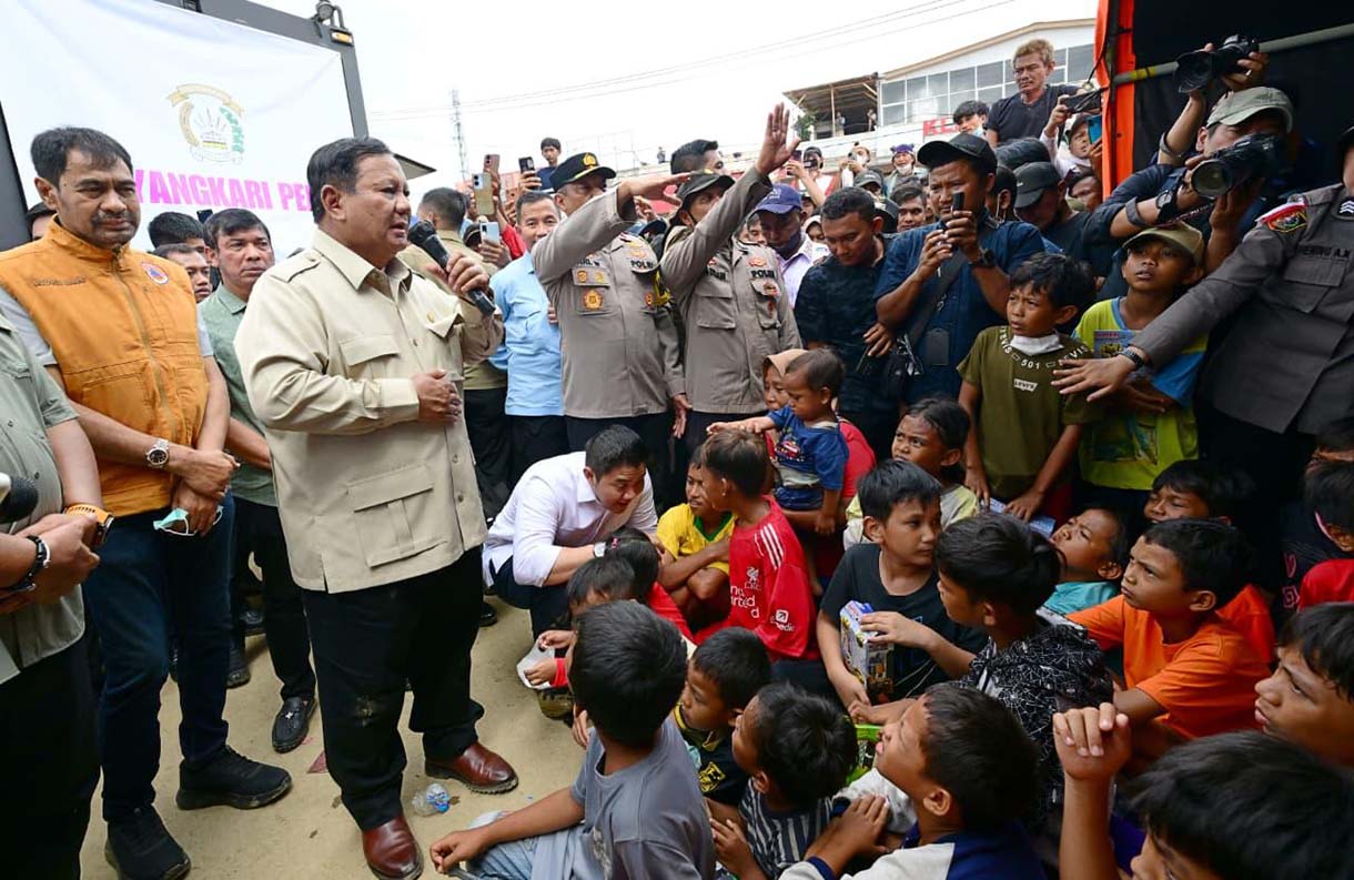 Presiden Prabowo Subianto menyapa anak-anak saat mengunjungi posko pengungsian di Kuala Simpang, Aceh Tamiang, Aceh, Jumat (12/12/2025). (Beritanasional.com/Oke Atmaja)