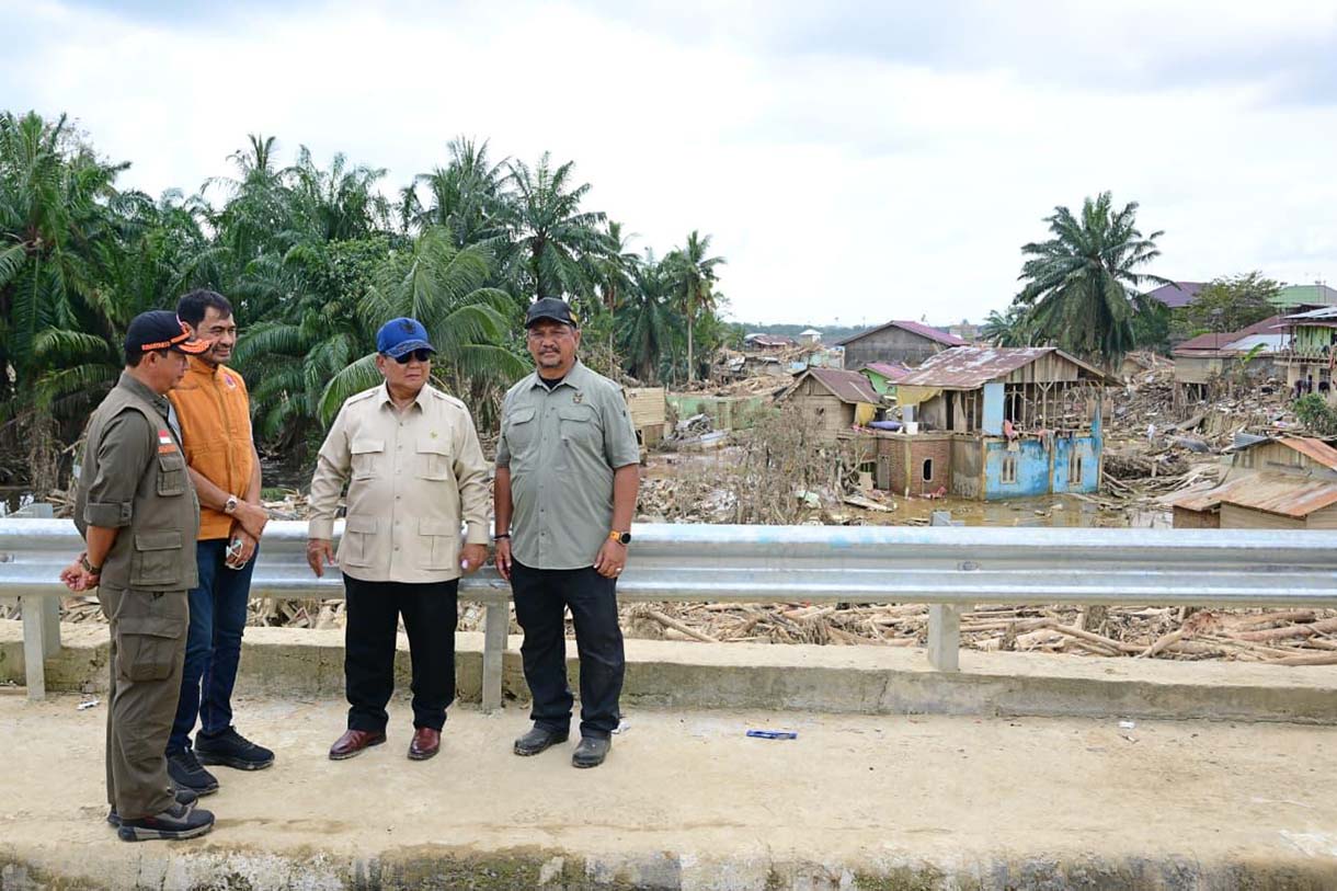 Presiden Prabowo Subianto menyapa anak-anak saat mengunjungi posko pengungsian di Kuala Simpang, Aceh Tamiang, Aceh, Jumat (12/12/2025). (Beritanasional.com/Oke Atmaja)
