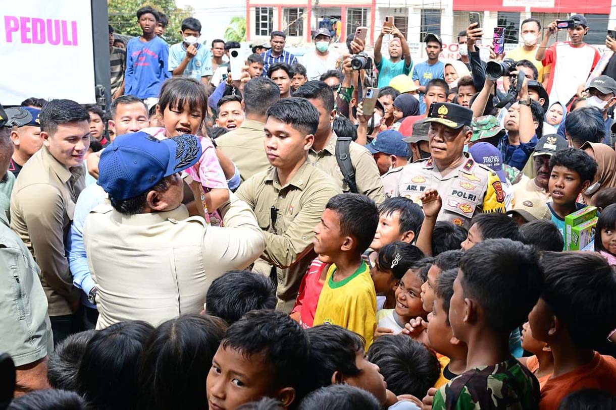 Presiden Prabowo Subianto menyapa anak-anak saat mengunjungi posko pengungsian di Kuala Simpang, Aceh Tamiang, Aceh, Jumat (12/12/2025). (Beritanasional.com/Oke Atmaja)