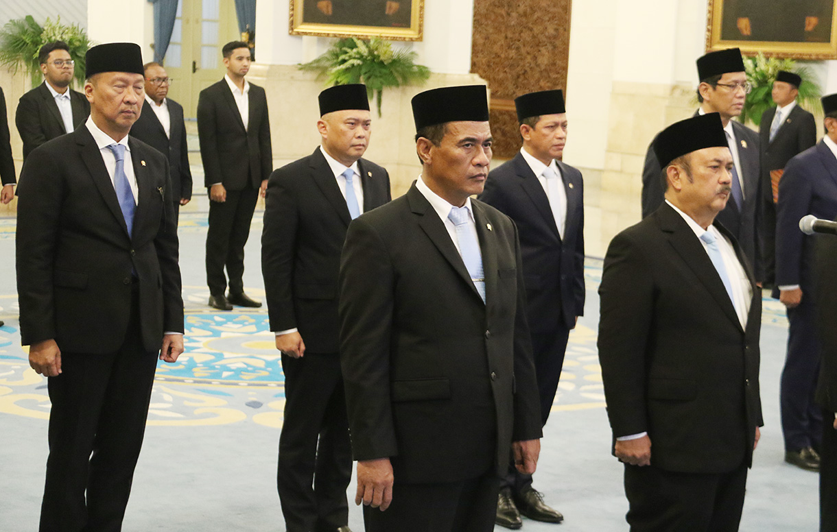 Presiden Prabowo Subianto (kanan) memimpin pembacaan sumpah jabatan yang diikuti para pejabat yang dilantik pada pelantikan Dewan Energi Nasional (DEN) di Istana Negara, Jakarta, Rabu (28/1/2026). (Beritanasional.com/Oke Atmaja)