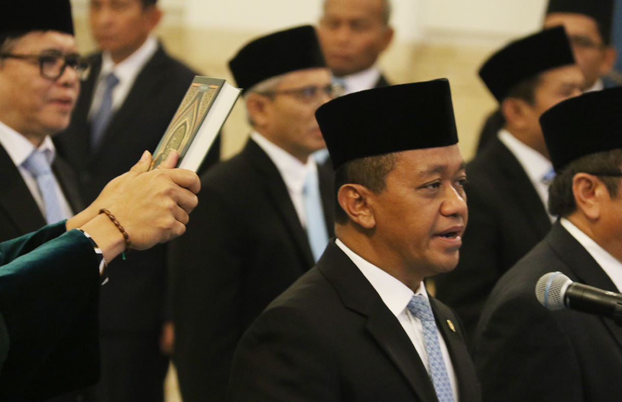 Presiden Prabowo Subianto (kanan) memimpin pembacaan sumpah jabatan yang diikuti para pejabat yang dilantik pada pelantikan Dewan Energi Nasional (DEN) di Istana Negara, Jakarta, Rabu (28/1/2026). (Beritanasional.com/Oke Atmaja)