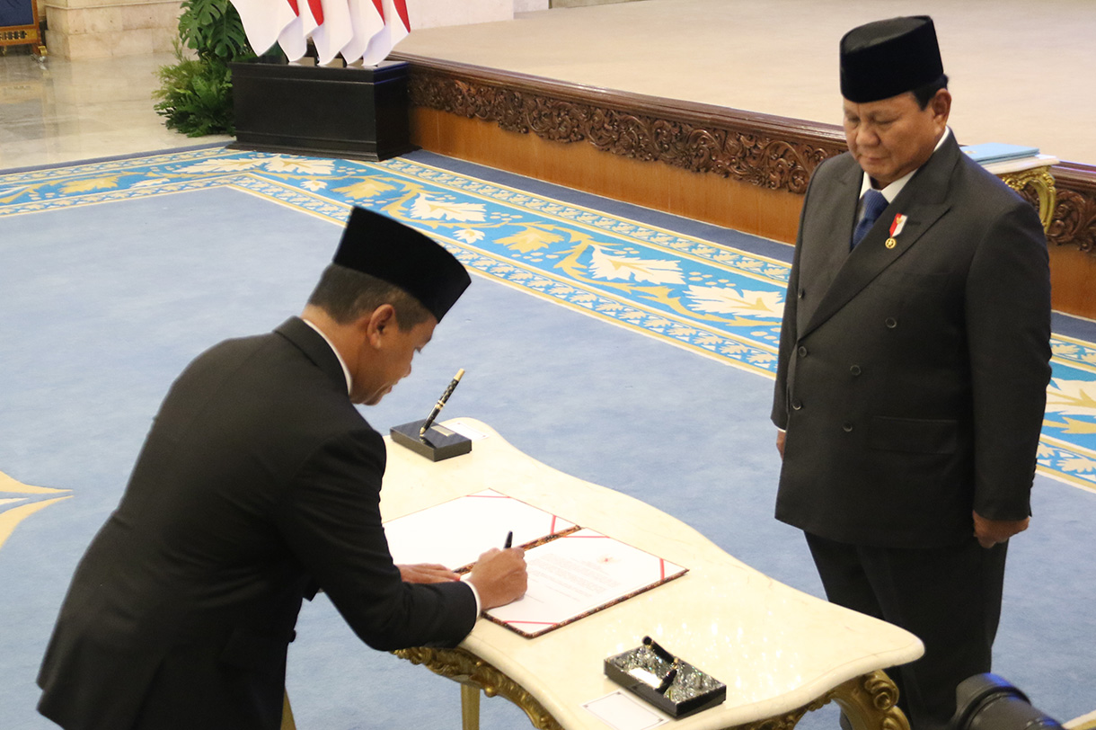 Presiden Prabowo Subianto (kanan) memimpin pembacaan sumpah jabatan yang diikuti para pejabat yang dilantik pada pelantikan Dewan Energi Nasional (DEN) di Istana Negara, Jakarta, Rabu (28/1/2026). (Beritanasional.com/Oke Atmaja)