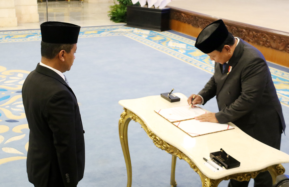 Presiden Prabowo Subianto (kanan) memimpin pembacaan sumpah jabatan yang diikuti para pejabat yang dilantik pada pelantikan Dewan Energi Nasional (DEN) di Istana Negara, Jakarta, Rabu (28/1/2026). (Beritanasional.com/Oke Atmaja)