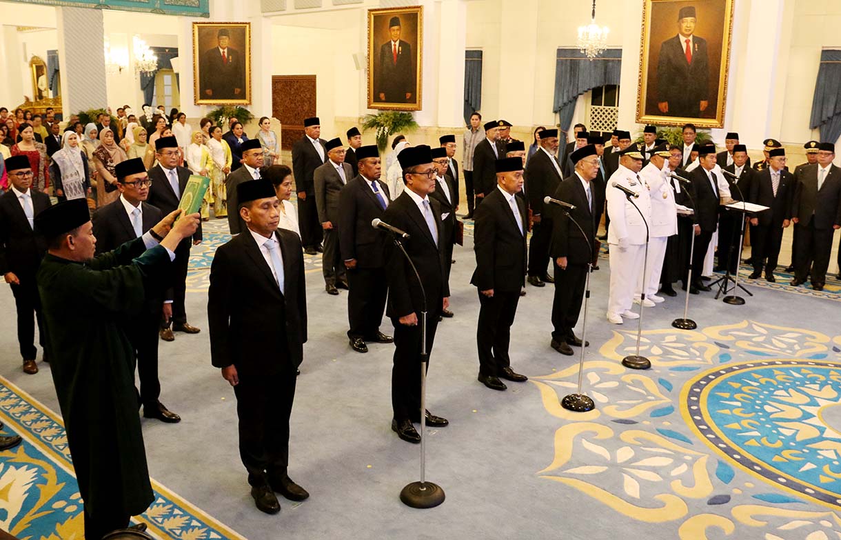 Presiden Prabowo Subianto (kanan) melalukan penghormatan saat acara pelantikan di Istana Negara, Jakarta, Rabu (8/10/2025).  (Beritanasional.com/Oke Atmaja)