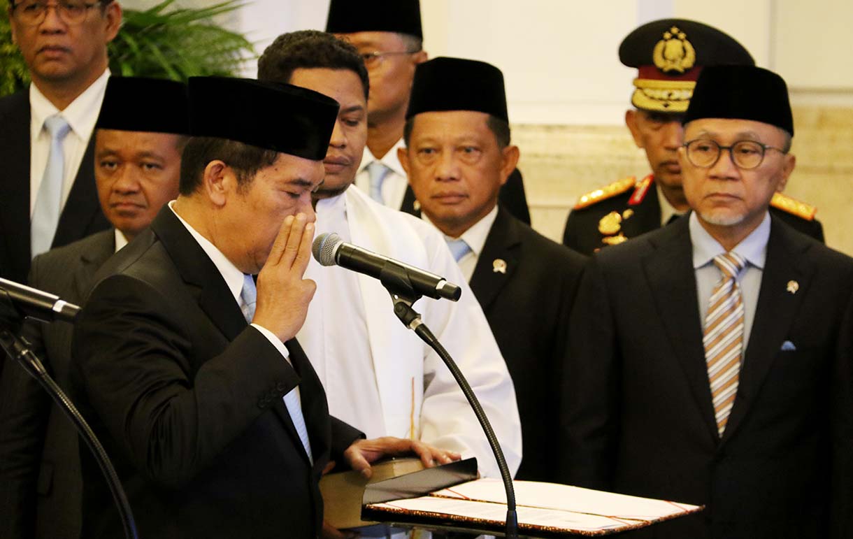 Presiden Prabowo Subianto (kanan) melalukan penghormatan saat acara pelantikan di Istana Negara, Jakarta, Rabu (8/10/2025).  (Beritanasional.com/Oke Atmaja)