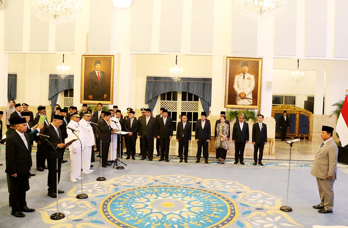 Presiden Prabowo Subianto (kanan) melalukan penghormatan saat acara pelantikan di Istana Negara, Jakarta, Rabu (8/10/2025).  (Beritanasional.com/Oke Atmaja)