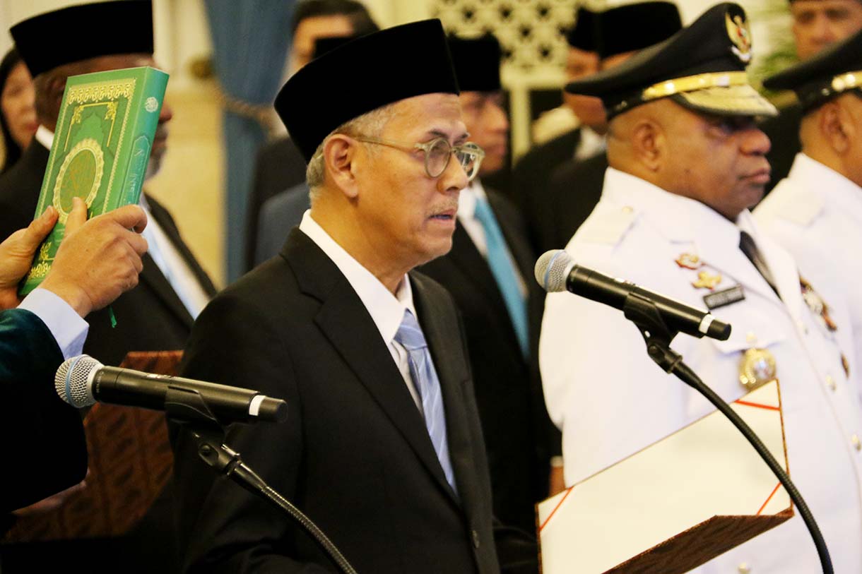 Presiden Prabowo Subianto (kanan) melalukan penghormatan saat acara pelantikan di Istana Negara, Jakarta, Rabu (8/10/2025).  (Beritanasional.com/Oke Atmaja)