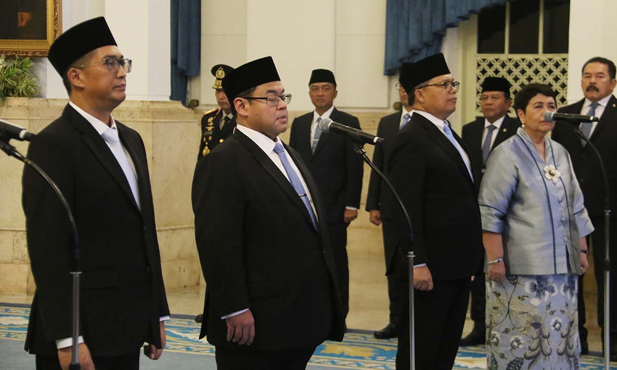 Presiden Prabowo Subianto (kanan) membacakan sumpah jabatan saat melantik Duta Besar Luar Biasa dan Berkuasa Penuh (LBBP) di Istana Negara, Jakarta, Jumat (19/12/2025).  (Beritanasional.com/Oke Atmaja)
