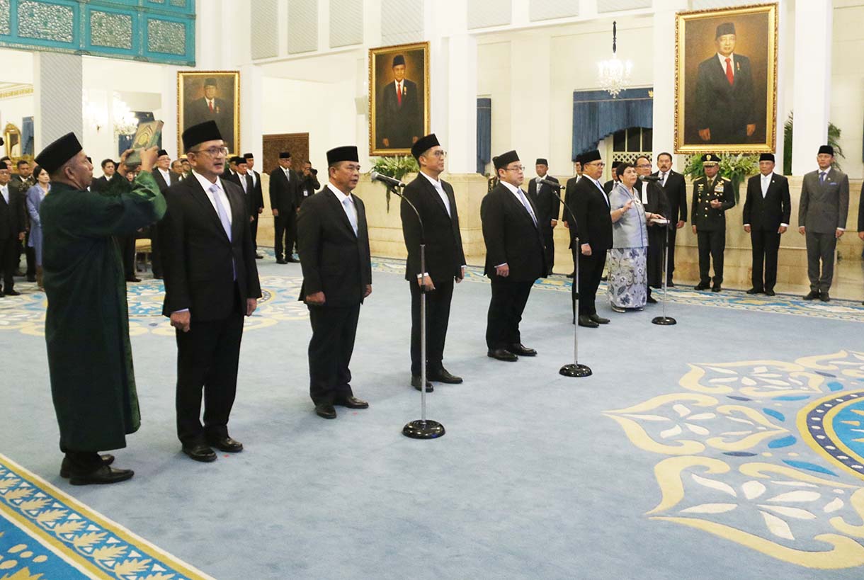 Presiden Prabowo Subianto (kanan) membacakan sumpah jabatan saat melantik Duta Besar Luar Biasa dan Berkuasa Penuh (LBBP) di Istana Negara, Jakarta, Jumat (19/12/2025).  (Beritanasional.com/Oke Atmaja)