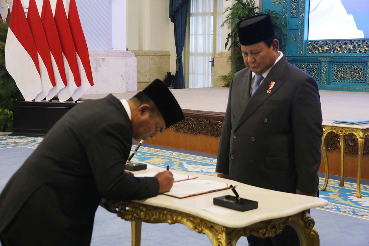Presiden Prabowo Subianto (kanan) membacakan sumpah jabatan saat melantik Duta Besar Luar Biasa dan Berkuasa Penuh (LBBP) di Istana Negara, Jakarta, Jumat (19/12/2025).  (Beritanasional.com/Oke Atmaja)