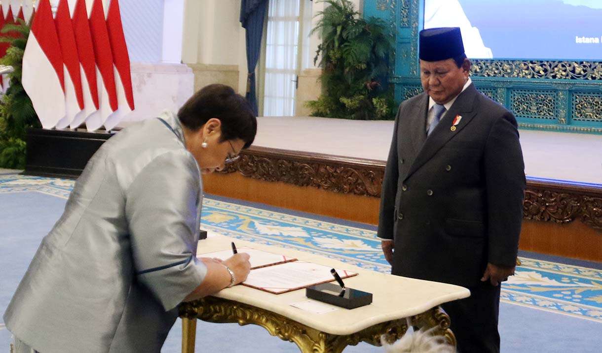 Presiden Prabowo Subianto (kanan) membacakan sumpah jabatan saat melantik Duta Besar Luar Biasa dan Berkuasa Penuh (LBBP) di Istana Negara, Jakarta, Jumat (19/12/2025).  (Beritanasional.com/Oke Atmaja)