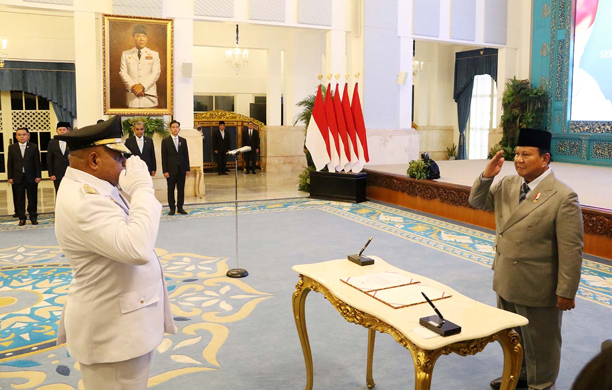 Presiden Prabowo Subianto (kanan) memasang tanda jabatan kepada Gubernur Papua Mathius Fakhiri (kiri) disaksikaan Wakil Gubernur Aryoko Rumaropen (kedua kiri) saat acara pelantikan di Istana Negara, Jakarta, Rabu (8/10/2025).  (Beritanasional.com/Oke Atmaja)