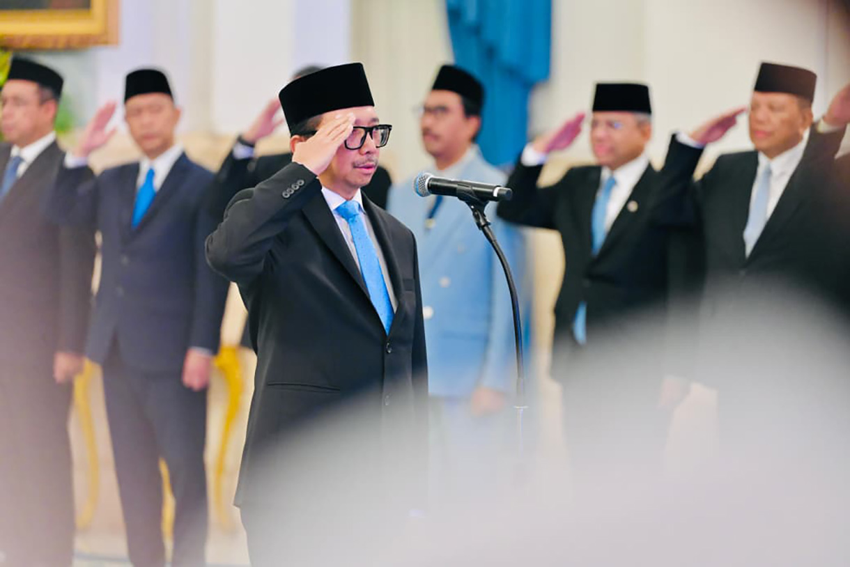 Presiden Prabowo Subianto (kanan) membacakan sumpah jabatan saat memimpin pembacaan sumpah jabatan pada pelantikan Hakim Mahkamah Konstitusi (MK) Adies Kadir (kiri) dan Wakil Menteri Keuangan Juda Agung (ketiga kiri) di Istana Negara, Jakarta, Kamis (5/2/2026). (Biro Pers)