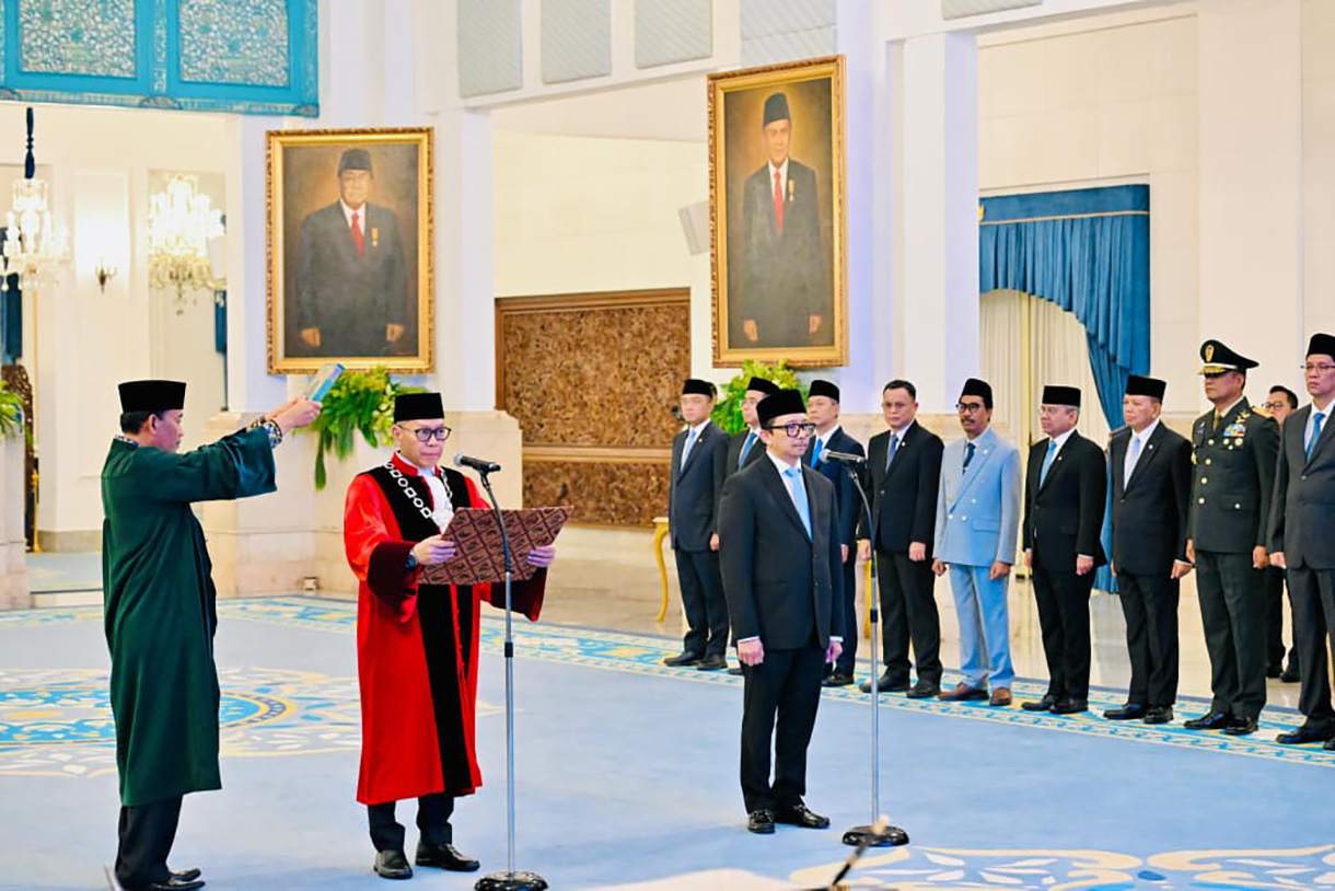 Presiden Prabowo Subianto (kanan) membacakan sumpah jabatan saat memimpin pembacaan sumpah jabatan pada pelantikan Hakim Mahkamah Konstitusi (MK) Adies Kadir (kiri) dan Wakil Menteri Keuangan Juda Agung (ketiga kiri) di Istana Negara, Jakarta, Kamis (5/2/2026). (Biro Pers)